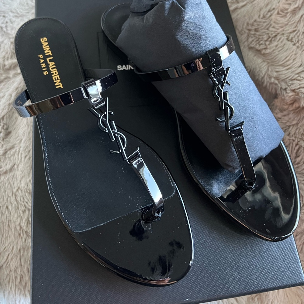 NWT AUTHENTIC CASSANDRA SLIDES IN PATENT LEATHER
BLACK